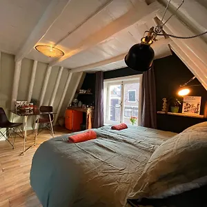 2* Bed & Breakfast Attic Monkeys